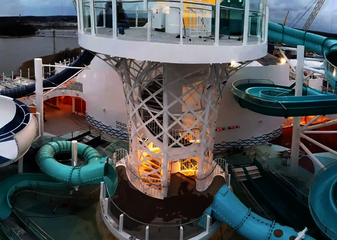 Kreuzfahrt Body Bowl Komplex mit blauer Röhre und spiralförmiger Struktur.