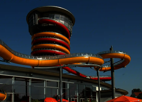 Große WR1040-Rutschentürme mit gelben und roten Röhren an einem Erlebnisbad.