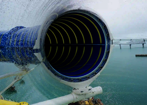 Blick in ein klares Acryl-Element einer blau-gelben Wasserrutsche mit Spiralmuster als Tageslichteffekte.