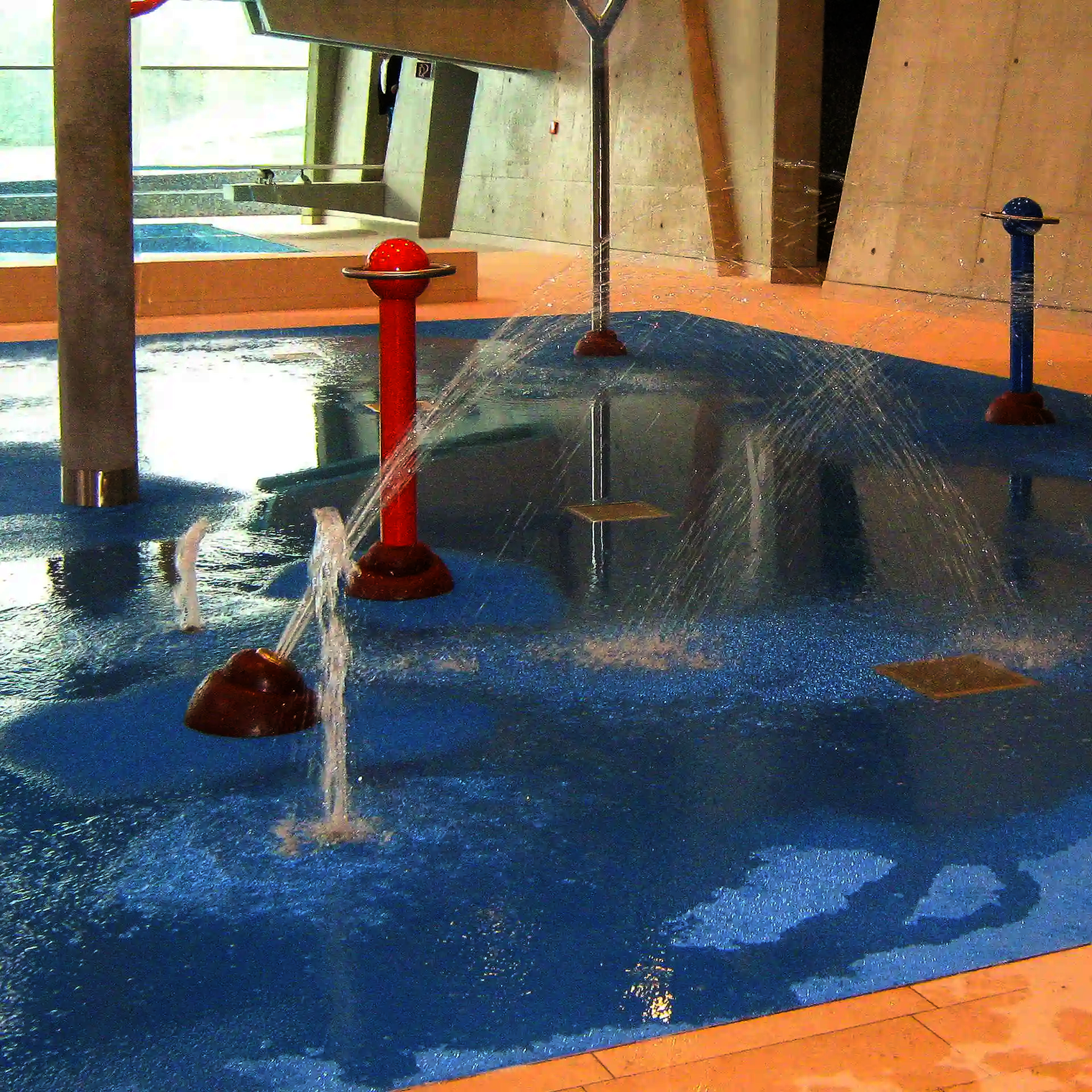 Wie-Spray Bauteil "Abschussrampe" auf einem Wasserspielplatz.