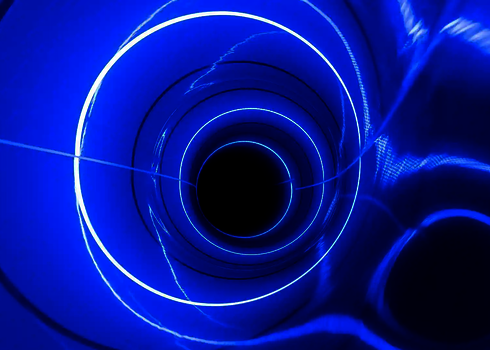 Röhrenrutsche mit intensiver blauer LED-Beleuchtung und ringförmigen Lichtmustern.