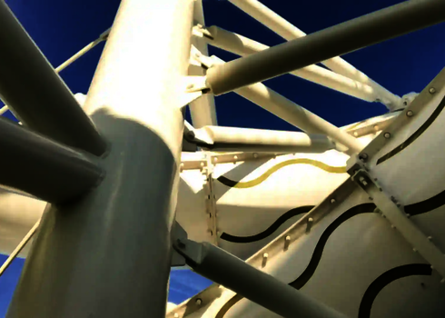 Wasserrutsche mit gewellten Linien und Blick in die Tragkonstruktion.