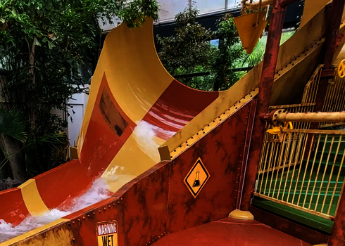 Trichterförmige Kinder Cone Wasserrutsche in tropischer Umgebung.