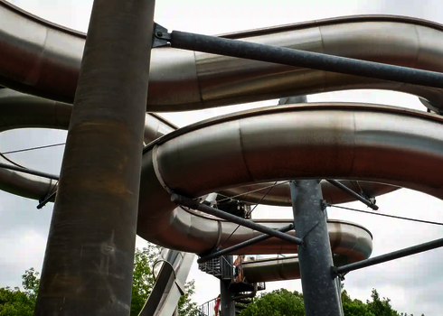 Blick auf Stützen, die eine WR1040 Wasserrutsche aus Edelstahl halten.