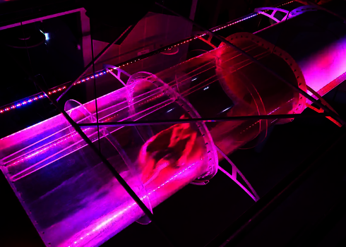 Family Twister mit transparentem Rutschenabschnitt und pinker LED-Beleuchtung.