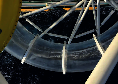 Durchsichtige Acryl-Wasserrutsche mit Blick auf das Meer, montiert auf einem Schiff.