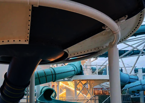 Großaufnahme des Rutschtrichters am Body Bowl mit blau-weißer Farbgebung und zentralem Loch.