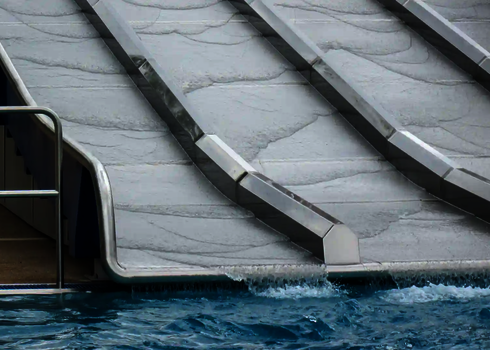 Nahaufnahme des Auslaufs der Multilane im Freibad mit spritzendem Wasser.