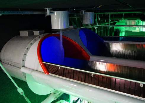 Blick von oben auf den Startbereich der Raft Racer Reifenrutsche mit Wasserzulauf.