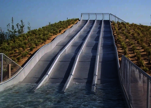 Leere, mehrspurige Multilane im Freibad führt gerade ins Wasserbecken.