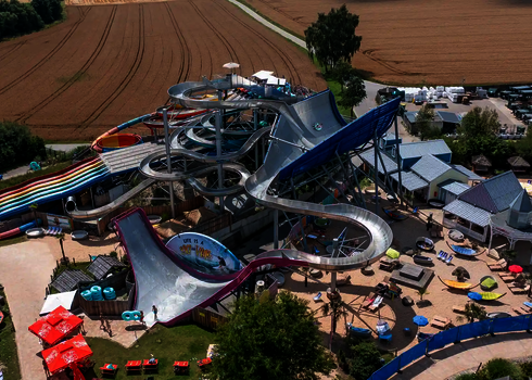 Luftbild zeigt die pinke Sidewinder und umliegende Freizeitanlagen.