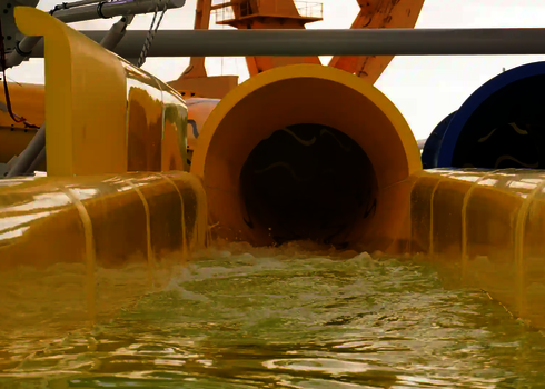 Gelbe Wasserrutsche RR900 mit nassem Auslauf und Wellenmuster im Inneren.