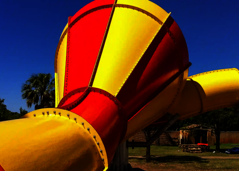 Rückseite des Crazy Cone mit markanter Trichterform in Gelb und Rot bei Sonnenschein.
