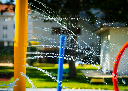 Spritzende Wasserelemente in bunten farben.