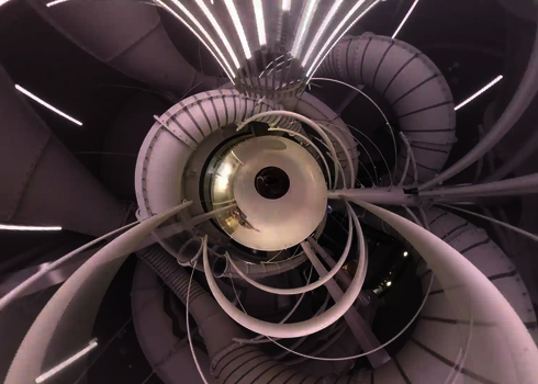 Panorama der Body Bowl Rutsche mit weißem Trichter und beleuchtetem Innenraum.