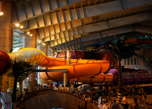 Gelbe Speed Blaster Wasserrutsche im Innenbereich des Water Waves Land Wasserparks.