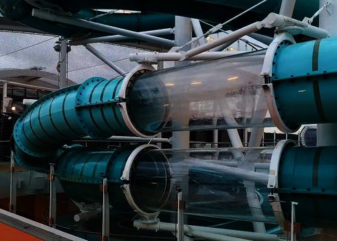 Transparente Acrylabschnitte der 2-in-1 Racer Wasserrutsche, unterstützt durch weiße Halterungen.