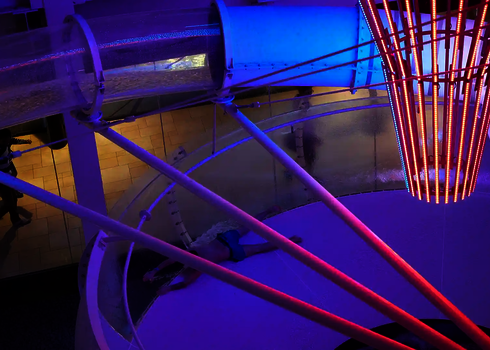 Rutschenstruktur mit verschiedenen LED-Lichteffekten in intensiven Blautönen.