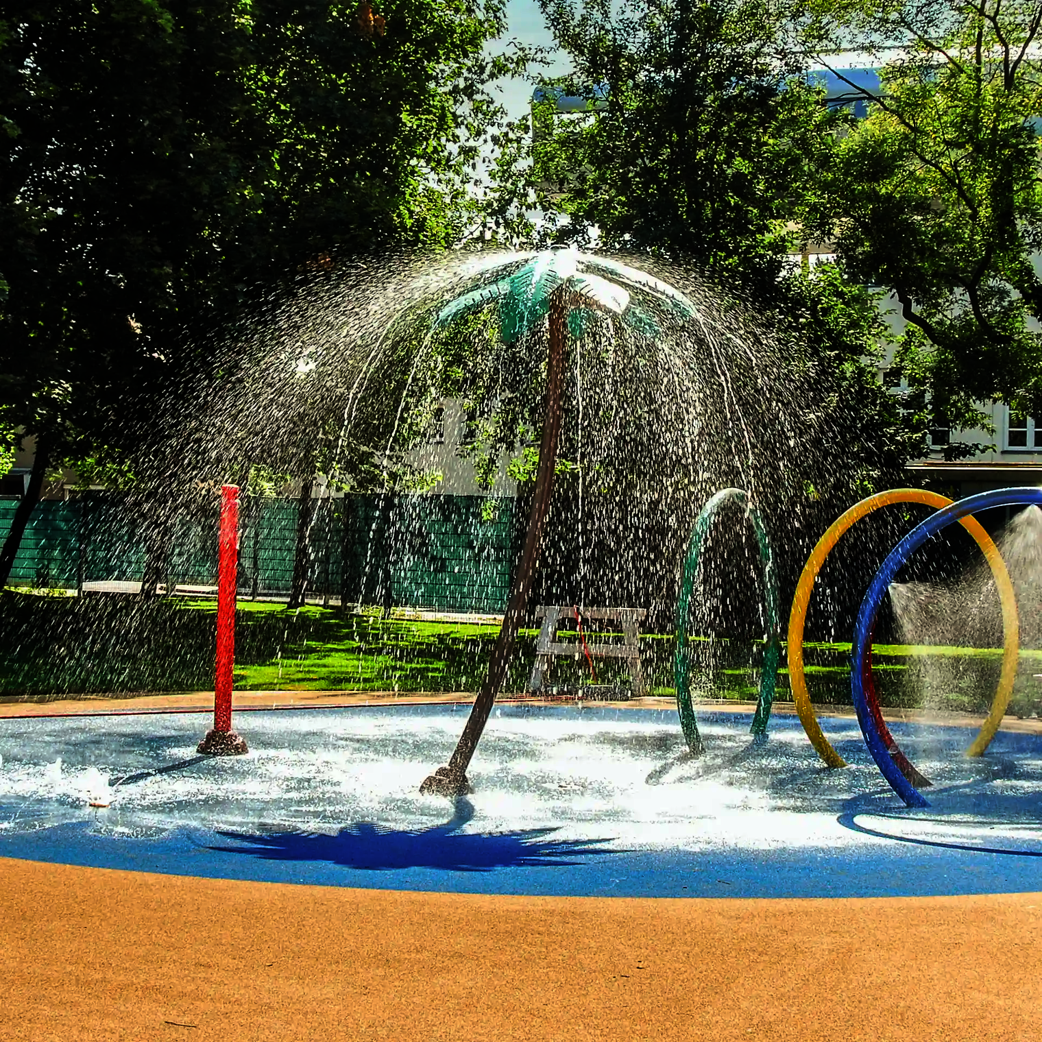Wasserspielplatz mit spitzenden Wie-Spray Elementen "Palme".