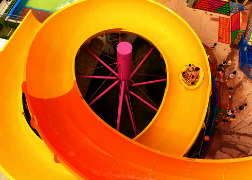 Blick von oben auf eine gelb-orangene RR2700 in einem Wasserpark.