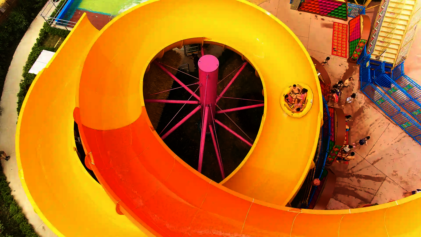 Blick von oben auf eine gelb-orangene RR2700 in einem Wasserpark.