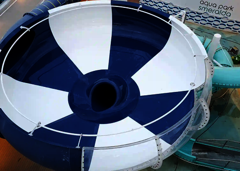 Blauer Body Bowl Rutschentrichter mit Wasserauslauf und Geländer auf einem Kreuzfahrtschiff.