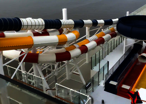 Mehrere RR900-Rutschen in Rot, Gelb und Blau auf dem Deck eines Kreuzfahrtschiffs.