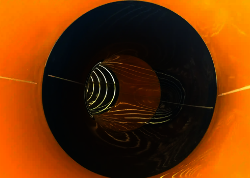 Blick in eine gelbe RR900-Rutsche mit schwarz-gelben Innenbereich und Leuchteffekten.