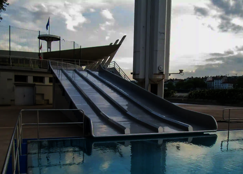 Mehrspurige Multilane im Freibad, Blick auf Rutschenauslauf mit Wasserbecken im Vordergrund.