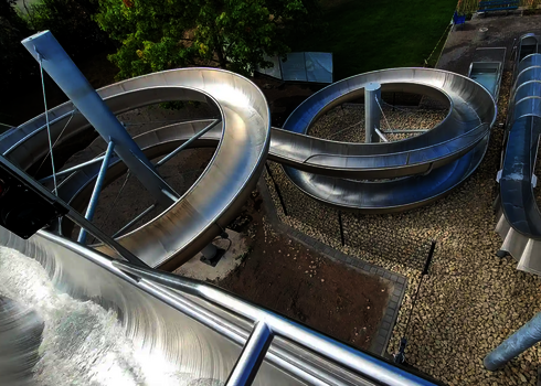 Blick von oben auf eine WR1040 mit Kurven und roter Sensorampel an der Rutsche.