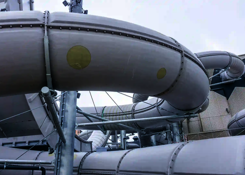 Eine weiße RR1200 Wasserrutsche mit gelben Punkten auf einem Kreuzfahrtschiff.