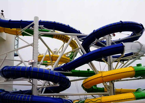 Große Anlage mit mehreren farbigen Wasserrutschen auf weißen Stützen.