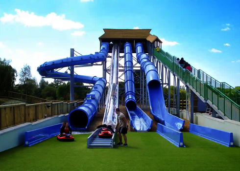 Blick auf blaue Rutschenanlage in einem Freizeitpark.