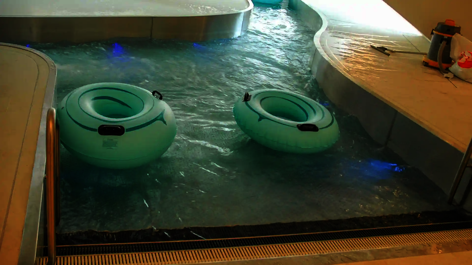 Zwei Rutschreifen treiben im Wasserstrom des Indoor-Lazy-Rivers.