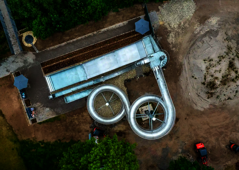 Luftbild einer WR1040-Rutsche in Bauumgebung mit zwei großen Kurven.