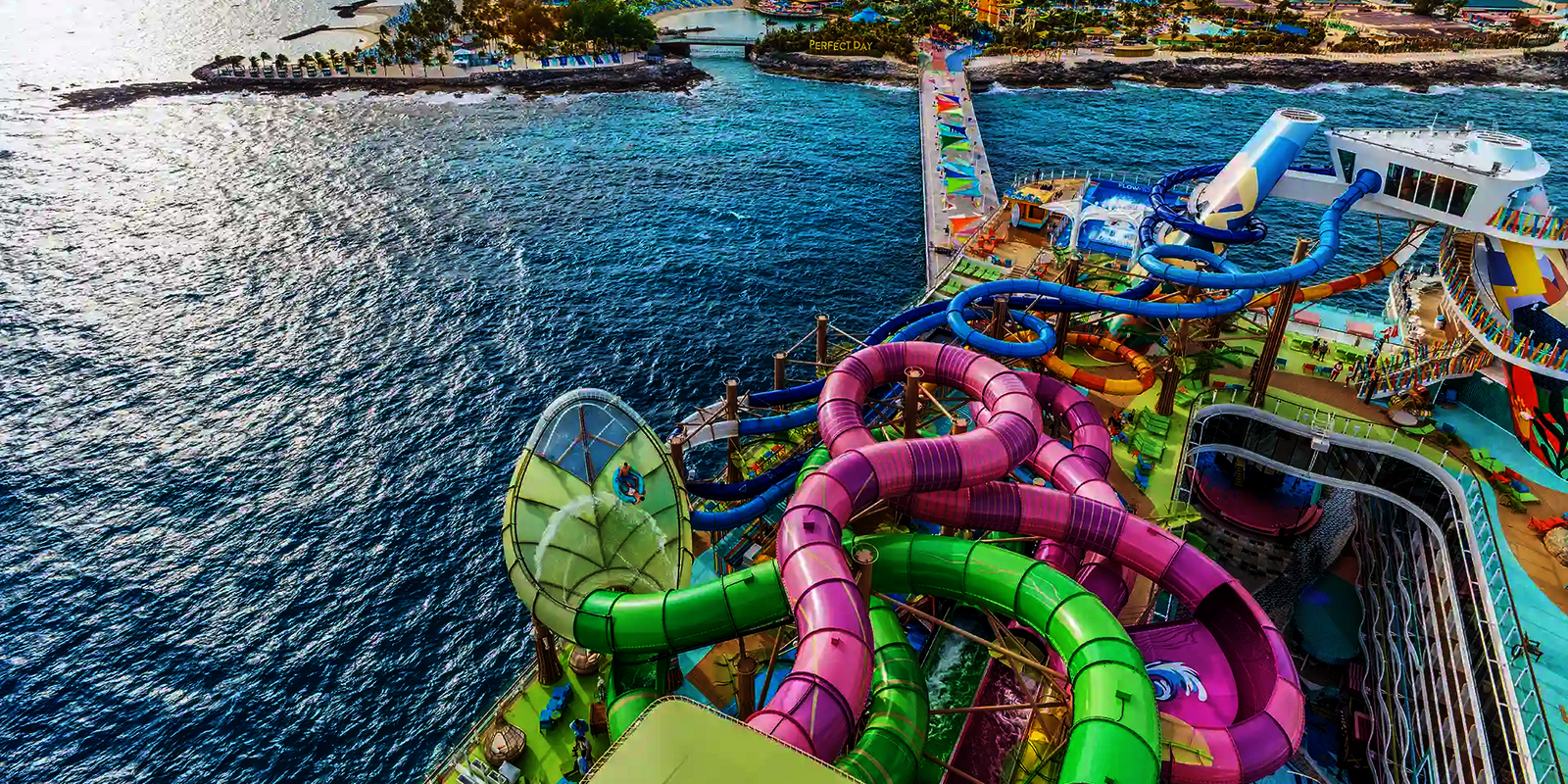 Farbenfroher Wasserpark auf einem Kreuzfahrtschiff mit zahlreichen Rutschen und Meeresblick