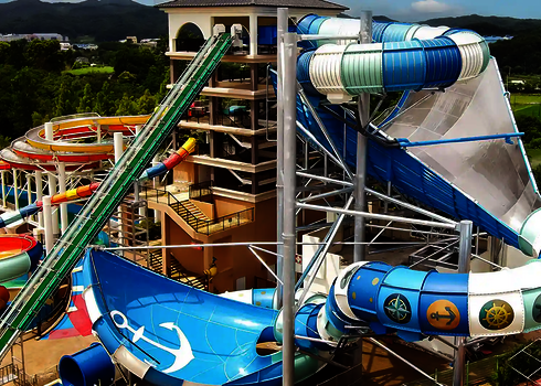 Rutschenturm mit Röhrenrutsche, Urknall und Lotus Wasserrutschen in einem Wasserpark.