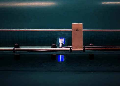 Montiertes LED-Lichteffekt-Modul mit sichtbarer Kabelführung an einer Rutschenwand.