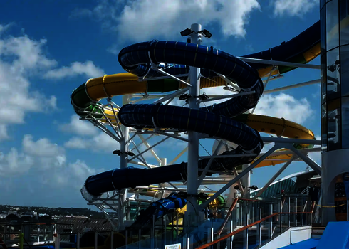 Zwei Wasserrutschen auf Deck eines Kreuzfahrtschiffes.