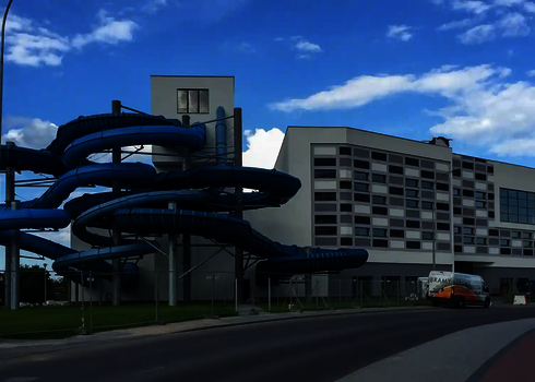 Mehrfach verschlungene Family Twister Röhre in Blau an einem Freizeitbad.