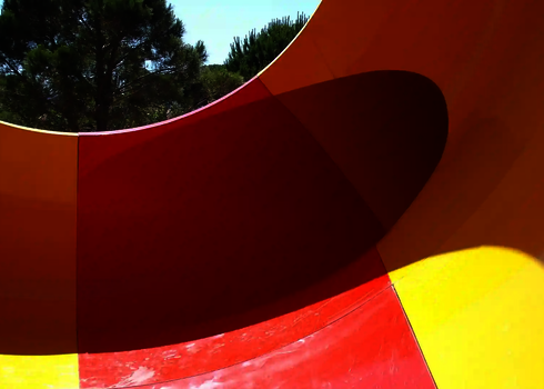 Innenansicht des Crazy Cone zeigt die leuchtend bunten Trichterwände aus nächster Nähe.