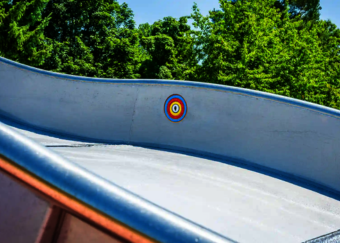 Bunter Interactivity Button auf einer Edelstahl Breitwellenrutsche.