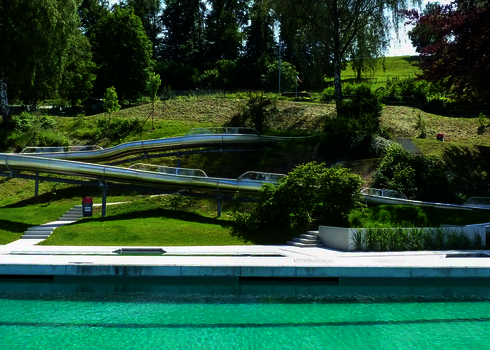 WR1040 Rutsche aus Edelstahl verläuft über mehrere Etagen durch eine Hanglage.