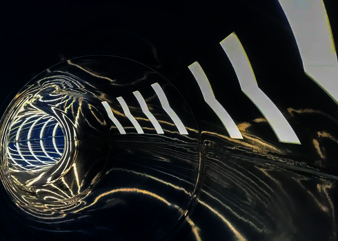 Innenansicht einer RR900 Wasserrutsche mit weißen Tageslichteffekten.