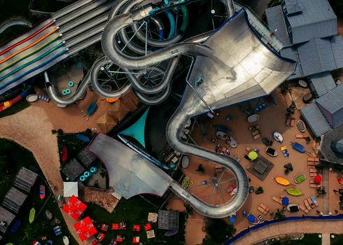 Blick von oben auf die Therme Erding Wasserpark mit Sidewinder, Matracer und weiteren Wasserrutschen.