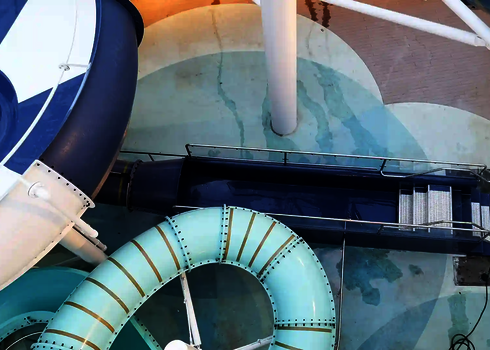 Nahaufnahme des unteren Auslaufs des Body Bowls mit spiralförmiger Wasserführung.