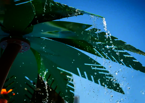 Nahaufnahme des Wie-Spray Bauteils "Palme" unter freiem Himmel.