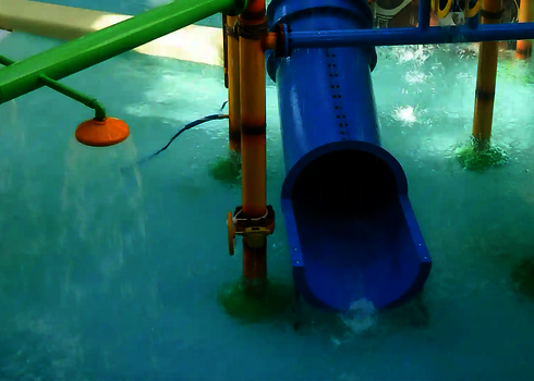 Ende der blauen Wasserrutsche RR900 die in ein Becken führt.