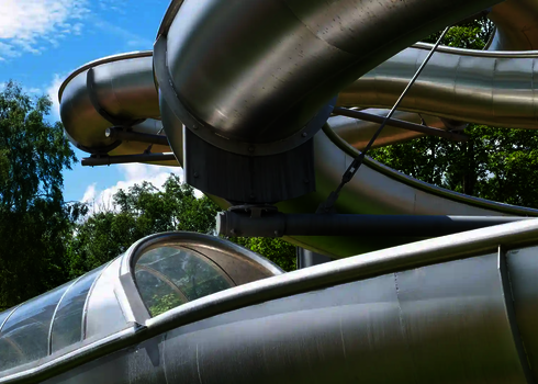 Nahaufnahme einer Wasserrutsche aus Edelstahl.