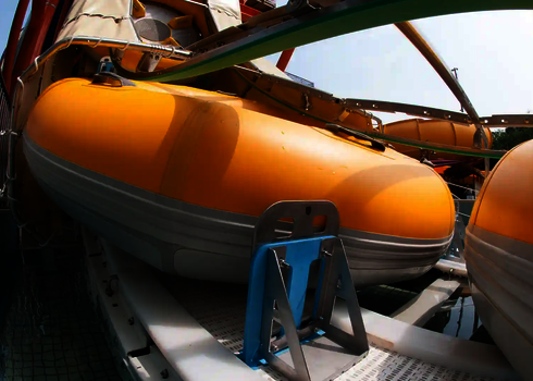 Zwei Rutschreifen liegen in einem Reifenlift zur Beförderung nach oben.